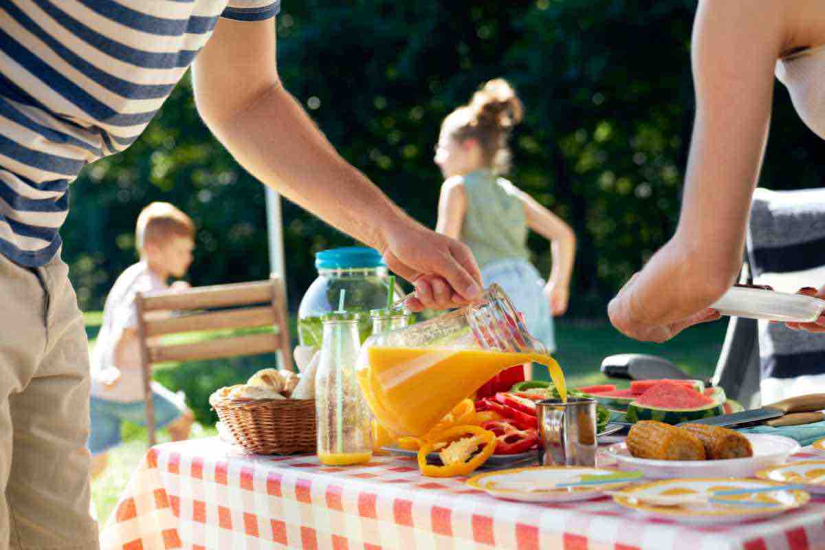 Questo accessorio IKEA è indispensabile per mangiare all'aperto