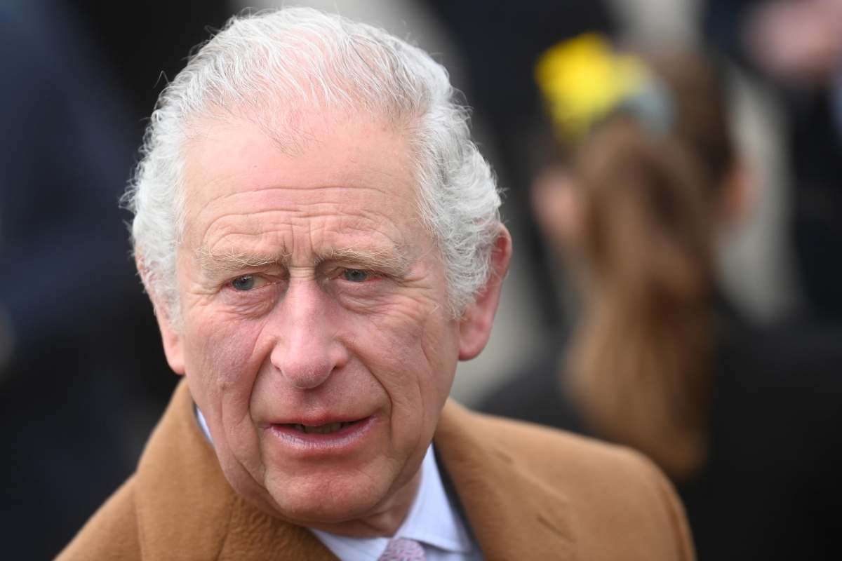 Re Carlo preoccupato: riguarda Harry e Meghan